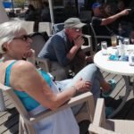 Savoir vivre auf griechisch: Rita und Volker bei Spielpause vor der Strandbar von Stelios und Julia.