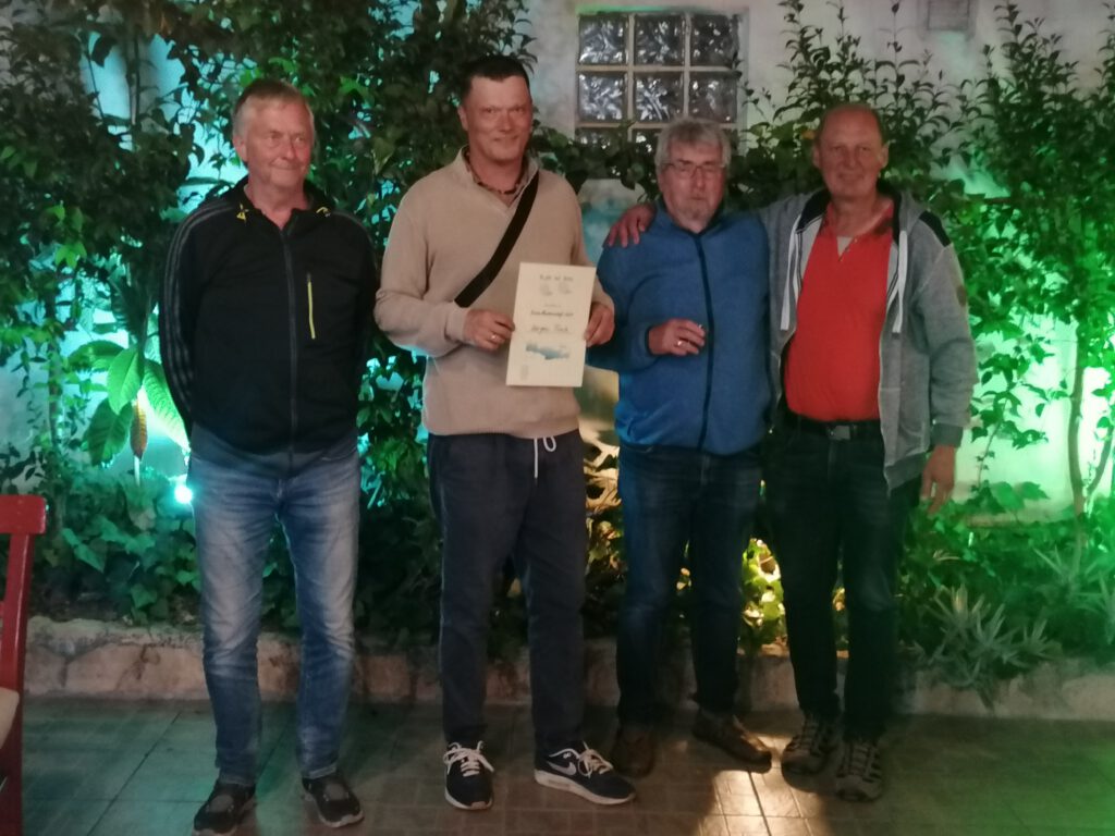 Die Erstplatzierten (von links) der Kreta-Meisterschaften 2024: Rainer Behrens (2.), Hergen Tuna (1.), Heinz Brenke (3.) mit Organisator Achim Facklam. Foto:Heike Augsburg